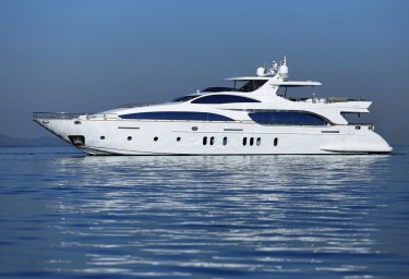 5 AZIMUT Motor Yachts for Your Luxury Charter 