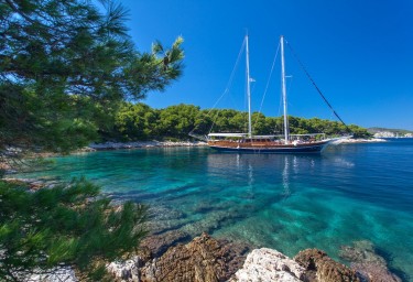 Gulet STELLA MARIS à l'ancre dans une jolie baie en Croatie