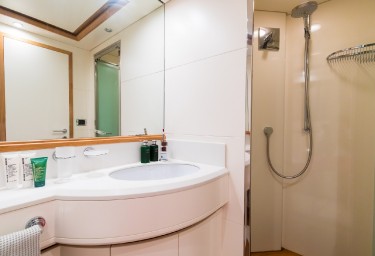 Charter Yacht RIVIERA Guest Bathroom