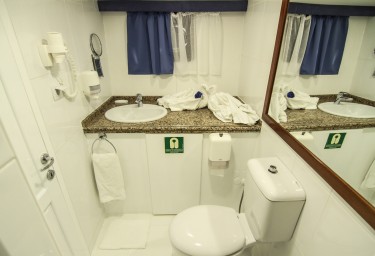 Bateau de location AURUM salle de bains pour invités