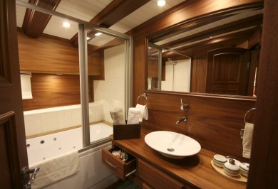 Gulet de luxe CANER IV salle de bains cabine master