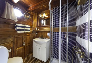 Luxury Charter Gulet LIBRA Guest Ensuite Bathroom