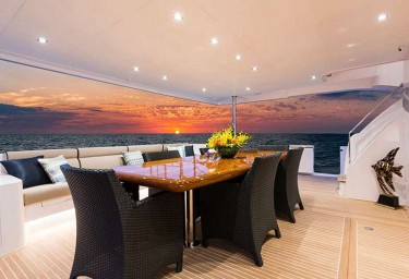 SEA GLASS 74 Aft Deck Dining