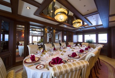 Méga yacht de luxe MOSAIQUE salle à manger formelle à l'intérieur