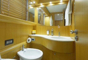 MINOU Twin Cabin Bathroom