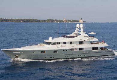 Charter Yacht MOSAIQUE Profile Underway