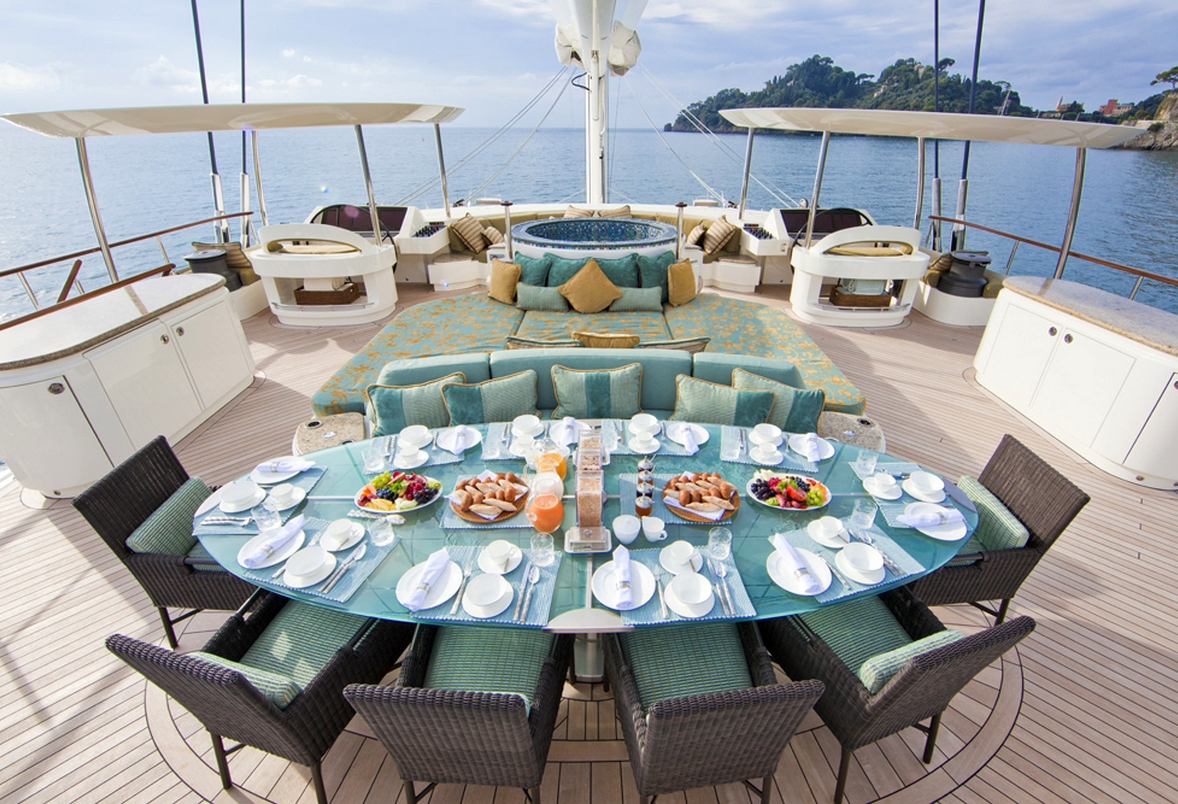 catamarans dining