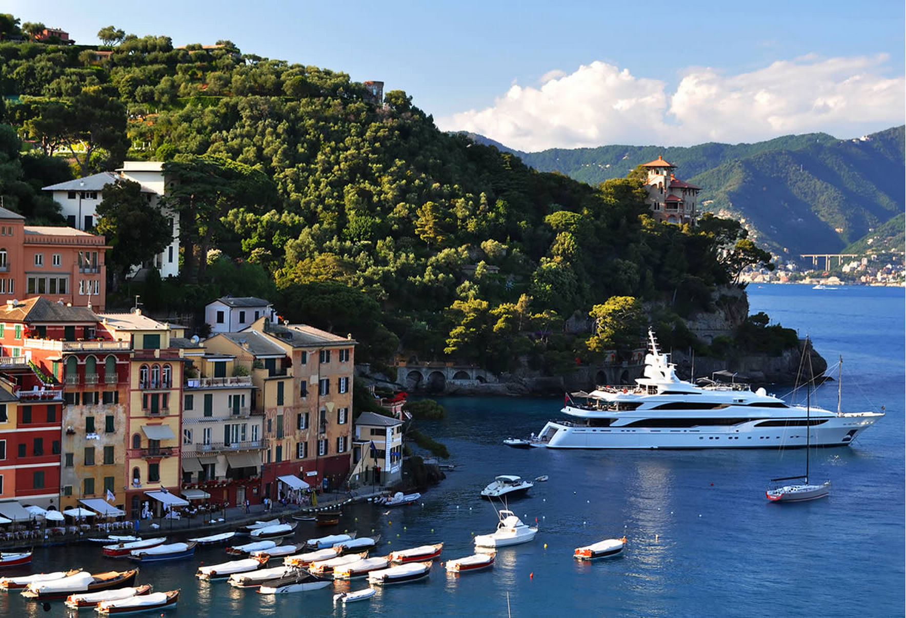 charter a yacht in italy