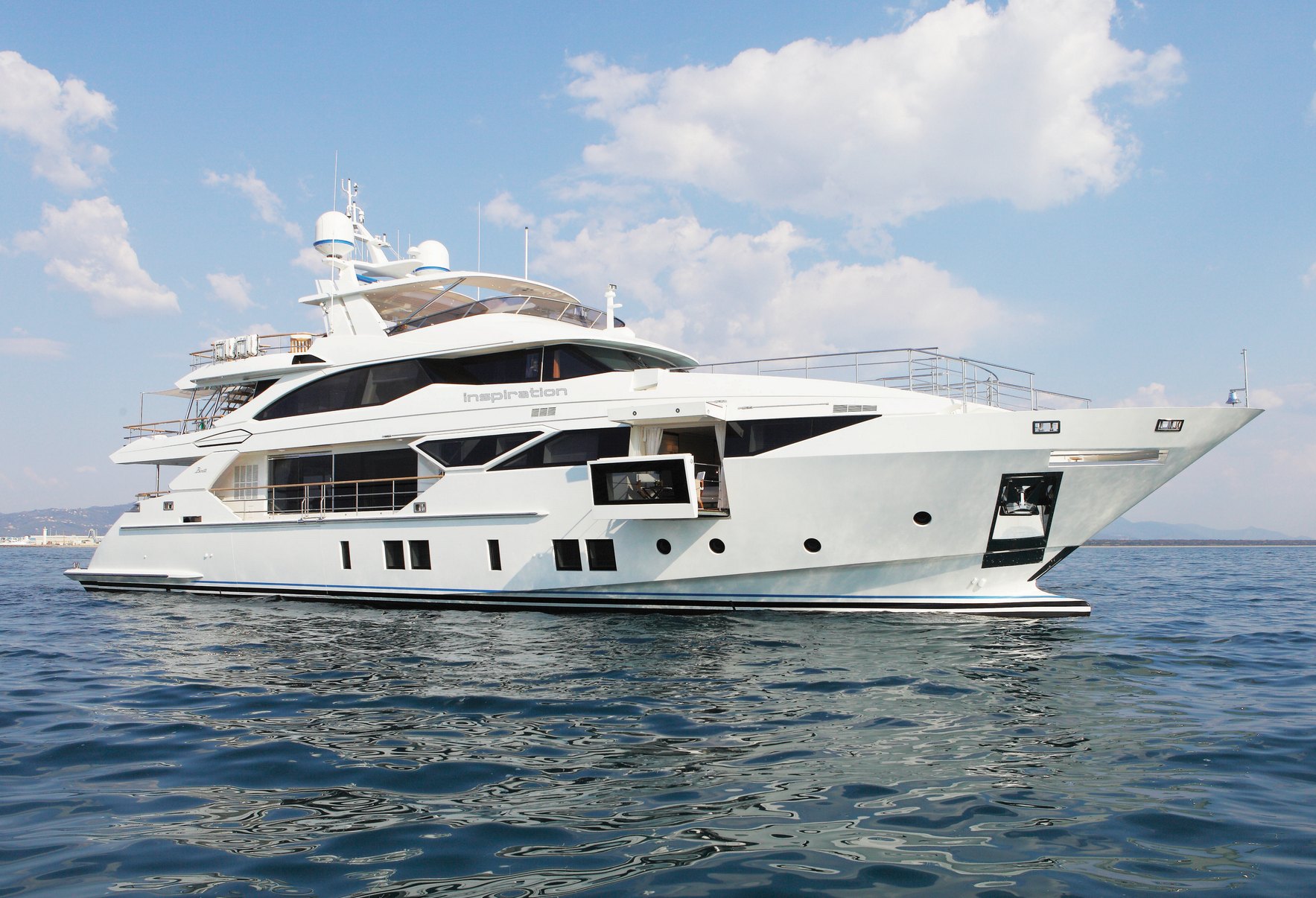 luxury yacht hire uk