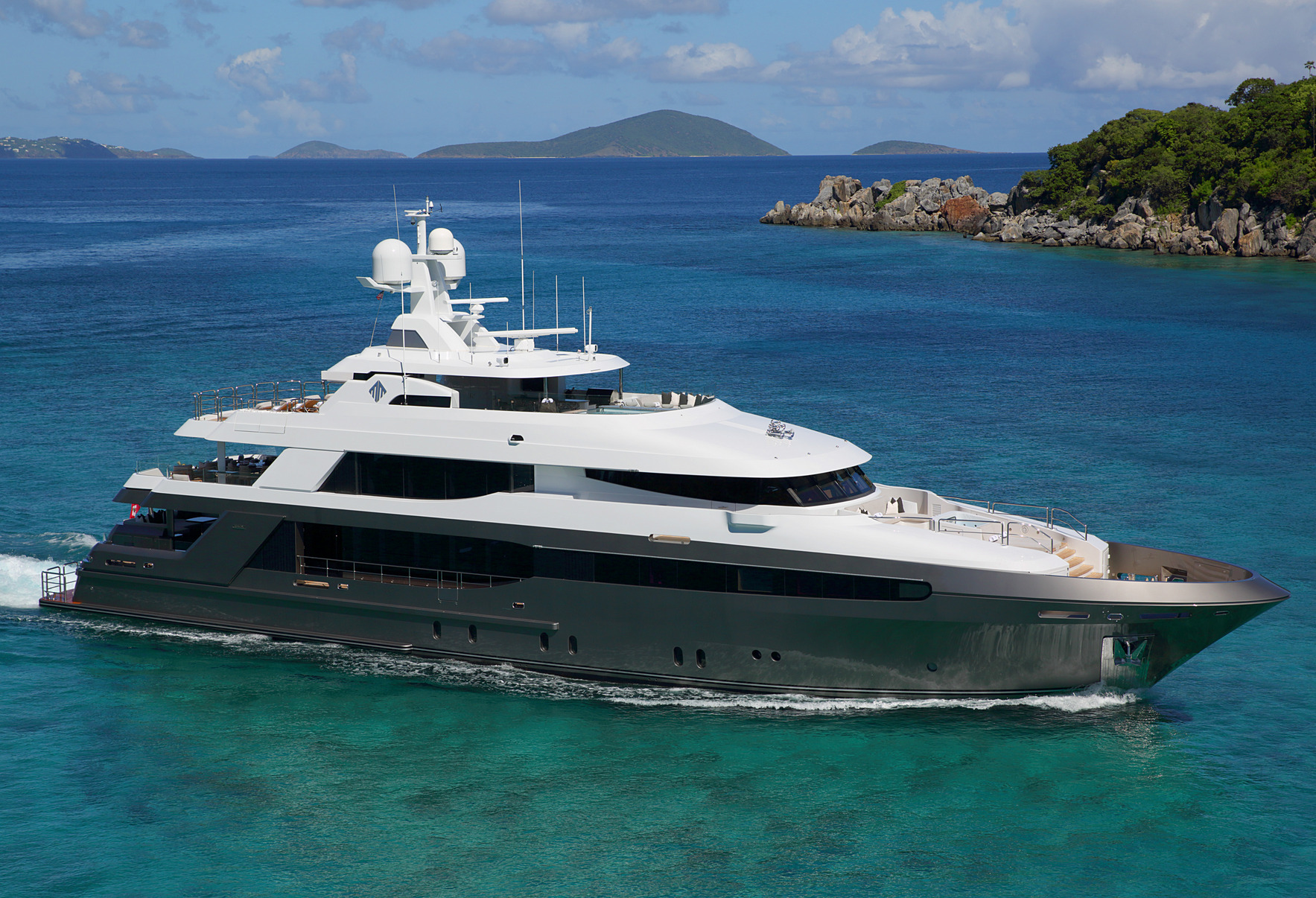 who owns muchos mas yacht
