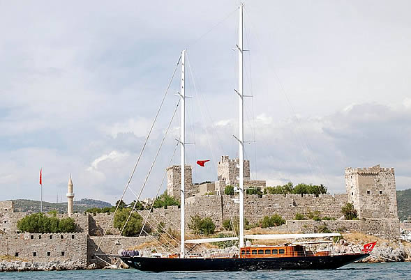 Charter sailing yacht Regina