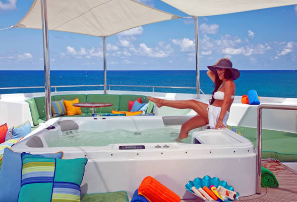 Le bateau de luxe à moteur OHANA dans les Bahamas ou en Floride à Noël