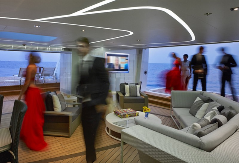 Balcons et Beach Clubs: la Touche d’Éclat des Méga-yachts Modernes