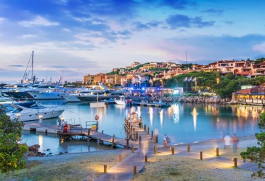 Location de yachts à moteur de luxe disponibles en Méditerranée pour 2022