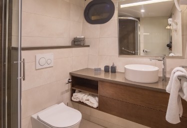 RARA AVIS Guest Cabin Bathroom