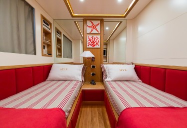 Charter Yacht RIVIERA Guest Twin Cabin