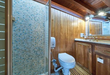 Luxury Charter Gulet LIBRA Guest Bathroom