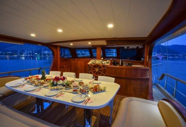 SEABREEZE Aft Deck Dining in the Evening