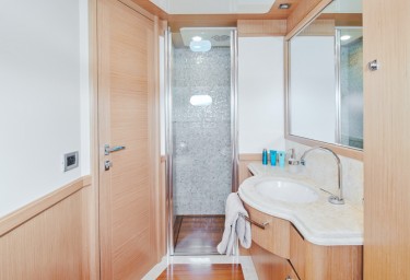 FRIEND'S BOAT Guest Bathroom