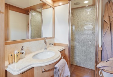 FRIEND'S BOAT Guest Bathroom