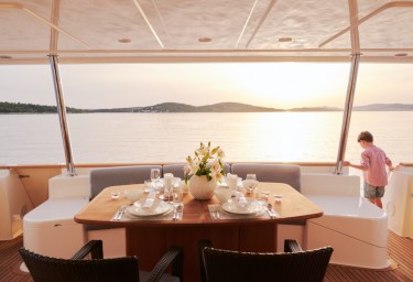 FRIEND'S BOAT Aft Deck Dining
