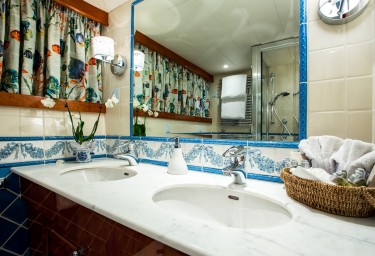 STAR OF THE SEA Guest Bathroom