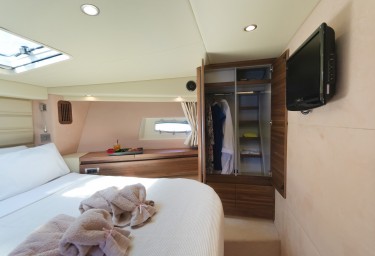 WAVE MASTER Guest Double Cabin