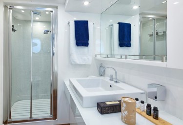 WHITE KNIGHT Twin Cabin Bathroom