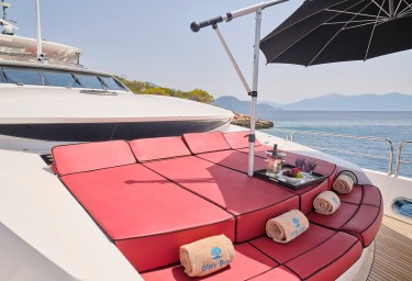WHITE PEARL I Foredeck Seating