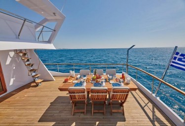 WIDE LIBERTY Mid Deck Aft