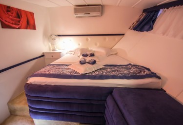 Luxury Yacht AURUM Starboard Forward Queen Cabin