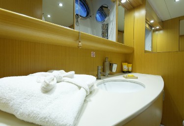 MINOU Double Cabin Bathroom